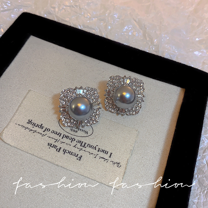 The grey pearl stud earrings exude an exquisite and high-end feel, with a light luxury and unique niche style. They are fashionable and versatile for women, as well as elegant pearl earrings Specification drawing