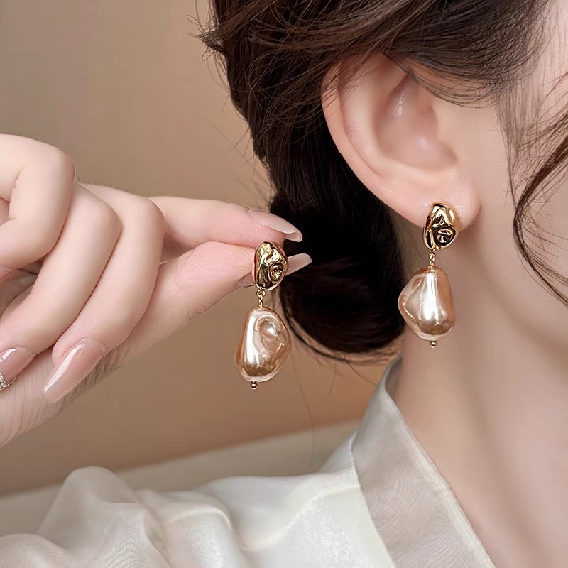 Hong Kong-style metal irregular-shaped Baroque pearl stud earrings, women's 925 silver needle fashionable and elegant earrings, retro earrings and earrings details Picture