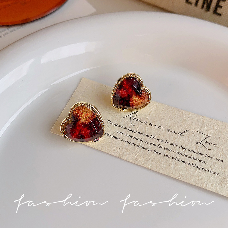 Maillard amber heart-shaped earrings, a new hit in 2025, are a light luxury and high-end retro earpiece Specification drawing