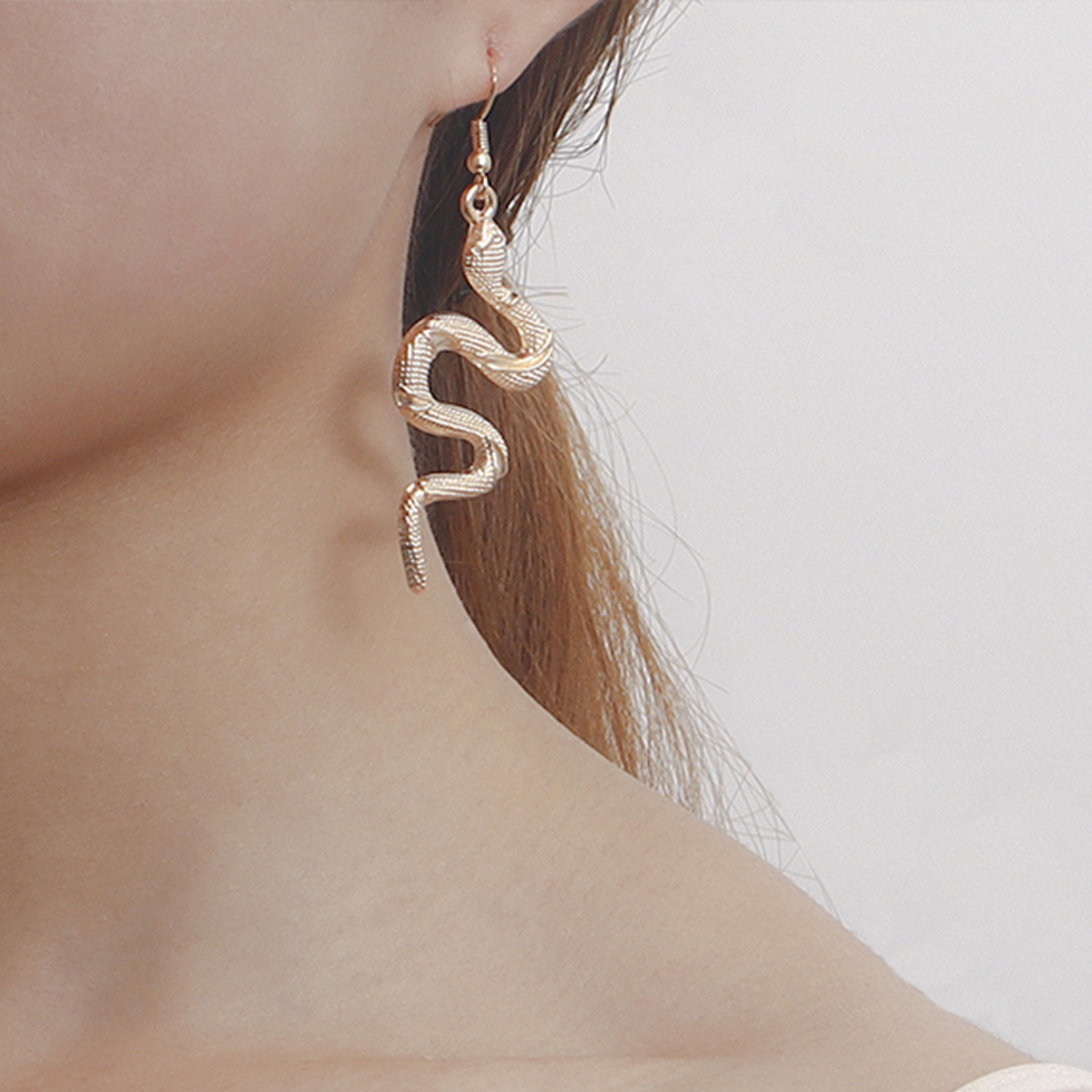 European and American trendy, rustic and cool style, retro snake ear pendants, Japanese and Korean ins snake-shaped wrap earrings and earrings, versatile for women details Picture