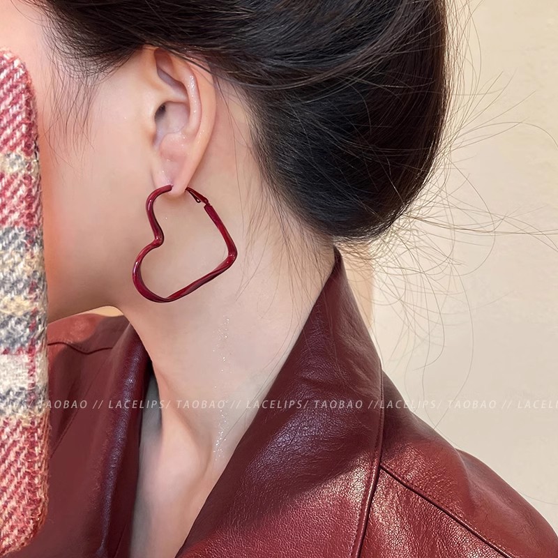 The Ankola red heart-shaped stud earrings, a niche design for women, exude a sense of sophistication and elegance, making them an ideal choice for autumn and winter Specification drawing