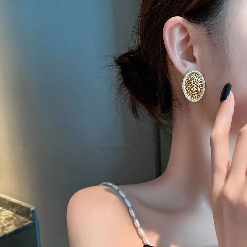 The same style of hollowed-out rose oval pearl earrings as Korean Oni, retro court-style niche earrings full figure