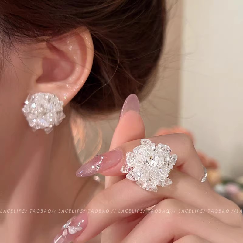 Summer clear and transparent crystal hydrangea beaded earrings for women, light luxury, niche and high-end style, elegant and grand earrings full figure