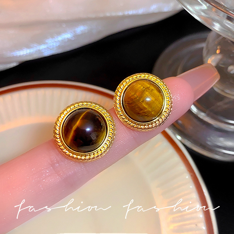 This is a niche and light luxury autumn and winter collection of Maillard Tiger's eye stone ear studs. It features a simple and cold style for women and is the same as the popular earrings and earrings full figure