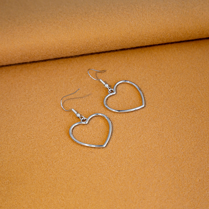 The Japanese Harajuku soft and cute girl's hollowed-out geometric heart-shaped sweet golden heart-shaped earrings, pendants and earrings are trendy Application Scenario