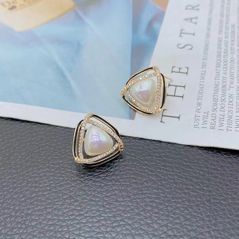 S925 Silver Needle stylish geometric triangular pearl Stud earrings, a new trendy pearl earring with a niche design sense Application Scenario