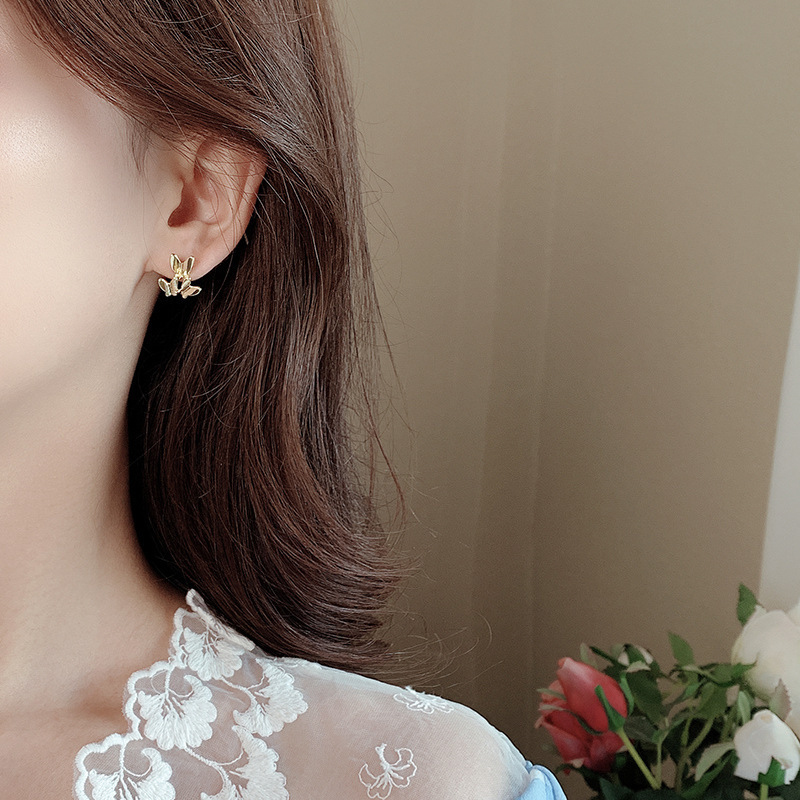 The compact and simple S925 silver asymmetrical butterfly stud earrings are versatile and feature a girlish personality design. They are Korean internet-famous earrings details Picture