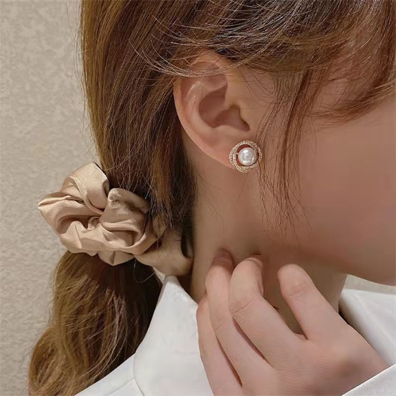 The new S925 silver needle trendy vortex pearl stud earrings for women, with a simple and cold Korean style, are small and trendy earrings details Picture