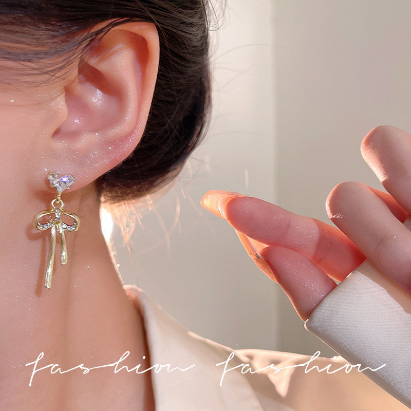 Silver needle InS-style design, heart-shaped bow stud earrings, lively, sweet, cool, light luxury, high-end and fashionable earrings for women Application Scenario