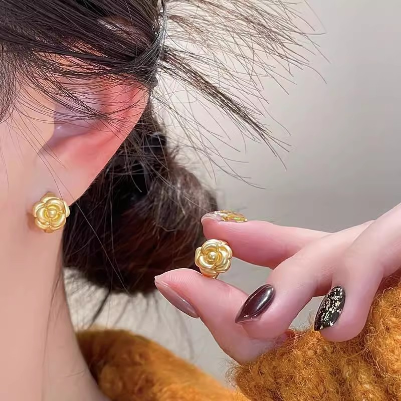 Zhao Lusi's camellia stud earrings for women are a light luxury and fashionable accessory with a niche design and a sense of sophistication. They are versatile earrings full figure
