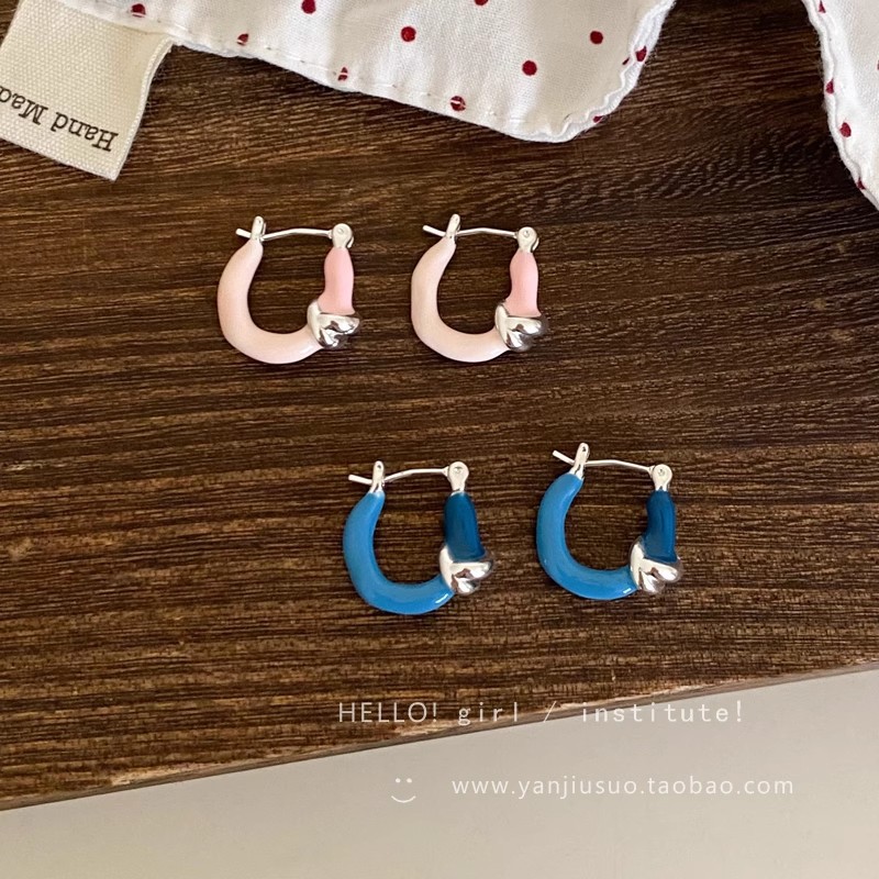 Sweet and cool daily summer gradient color circle ear loops, women's design sense, niche ear loop earrings, unique and sweet earrings Application Scenario