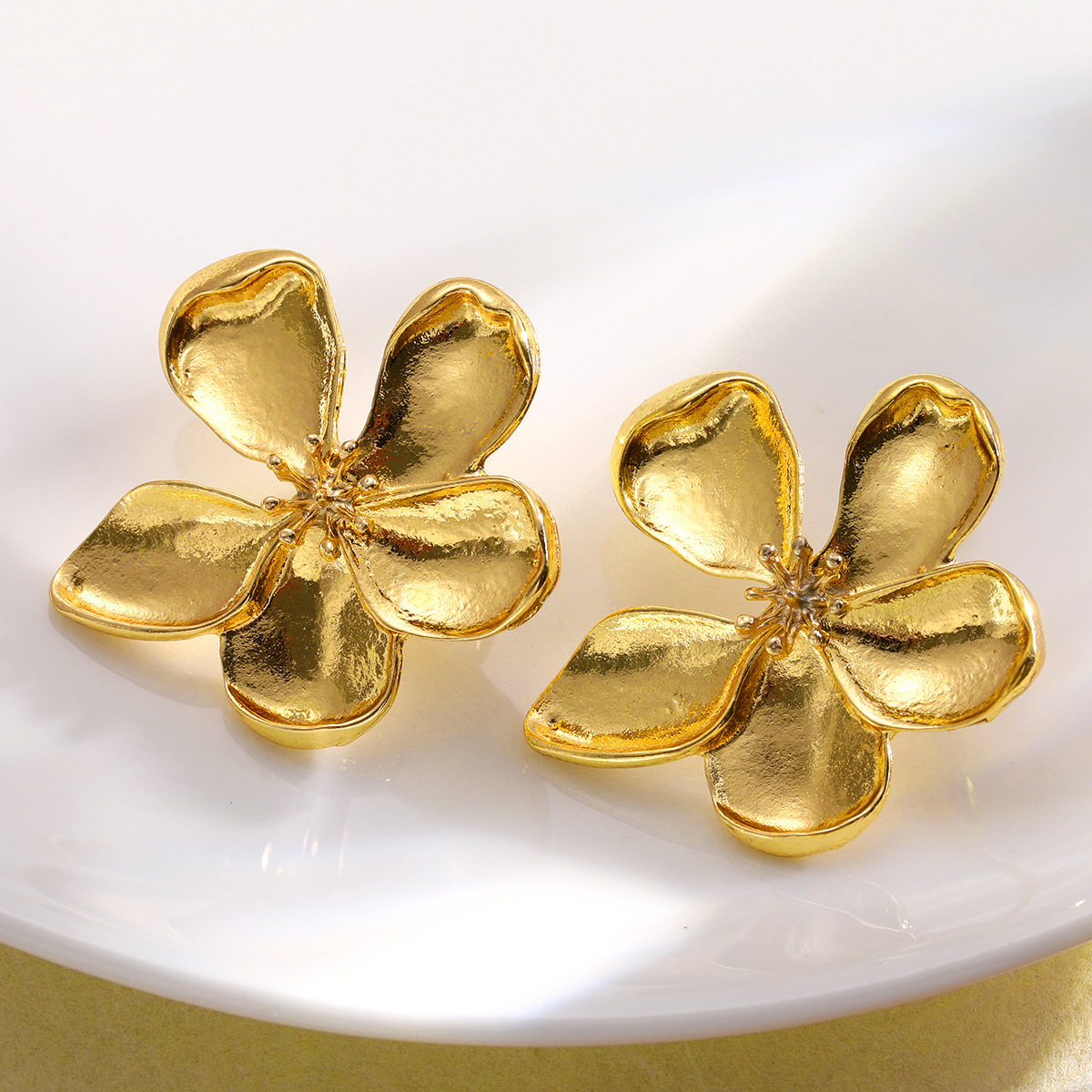 Exaggerated metallic texture, light luxury, three-dimensional flower earrings, French retro and high-end earrings that are selling well across borders from Europe and America Application Scenario