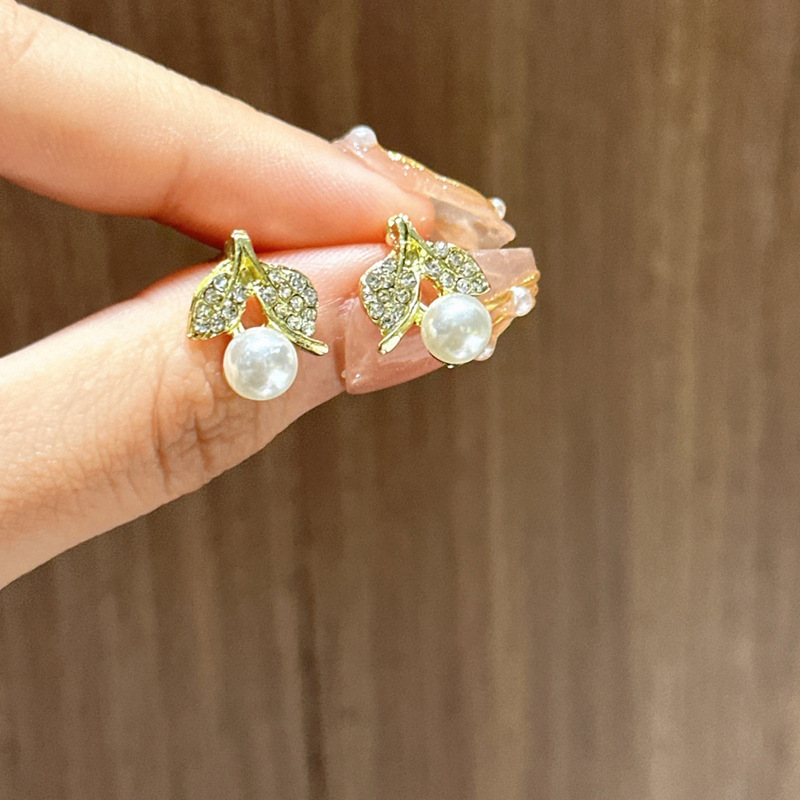 Korean full-diamond leaf pearl earrings with unique and niche design, a new trendy stud earrings in 2023 full figure