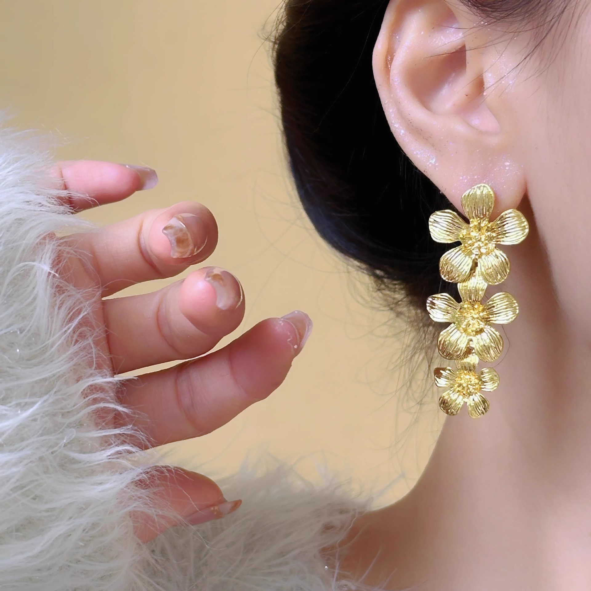 Gilded golden flower earrings, women's tassel long metal light luxury high-end earrings, exaggerated and elegant vintage earrings Specification drawing