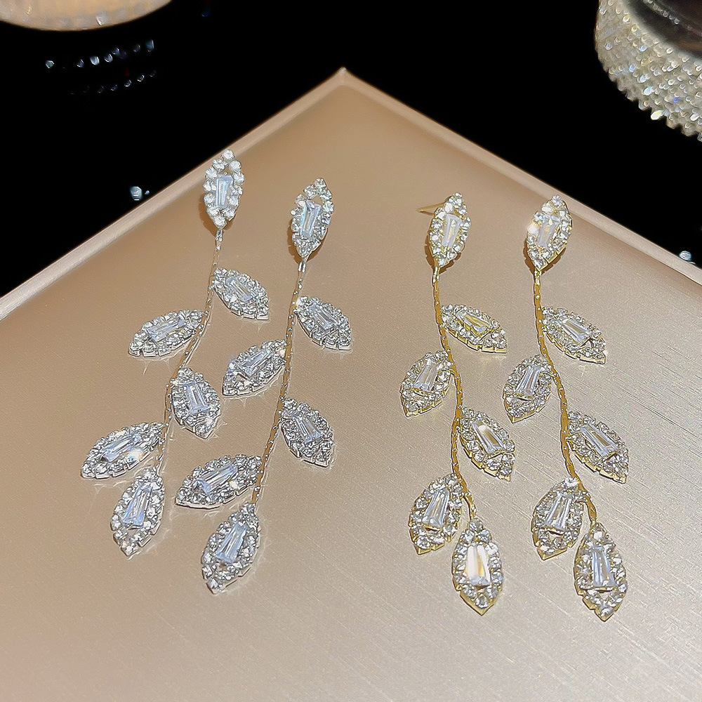 Korean-style light luxury, fashionable and elegant, versatile leaf earrings, tassels, high-end feel, the same style as Internet celebrities, socialist-style earrings wholesale details Picture