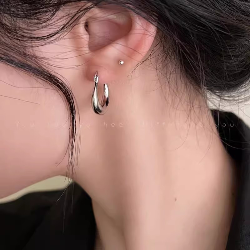 Gold retro plain ring metal ear loops, women's niche high-end and elegant ear loops, 2024 new Hong Kong-style earrings and earrings Application Scenario