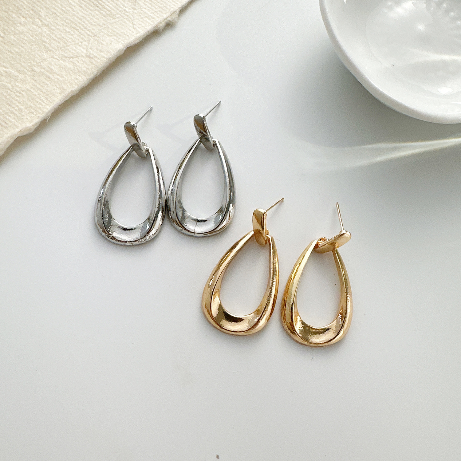 European and American cross-border best-selling earrings, light luxury and high-end style, hollowed-out teardrop ins geometric oval earrings, women's teardrop earrings Application Scenario