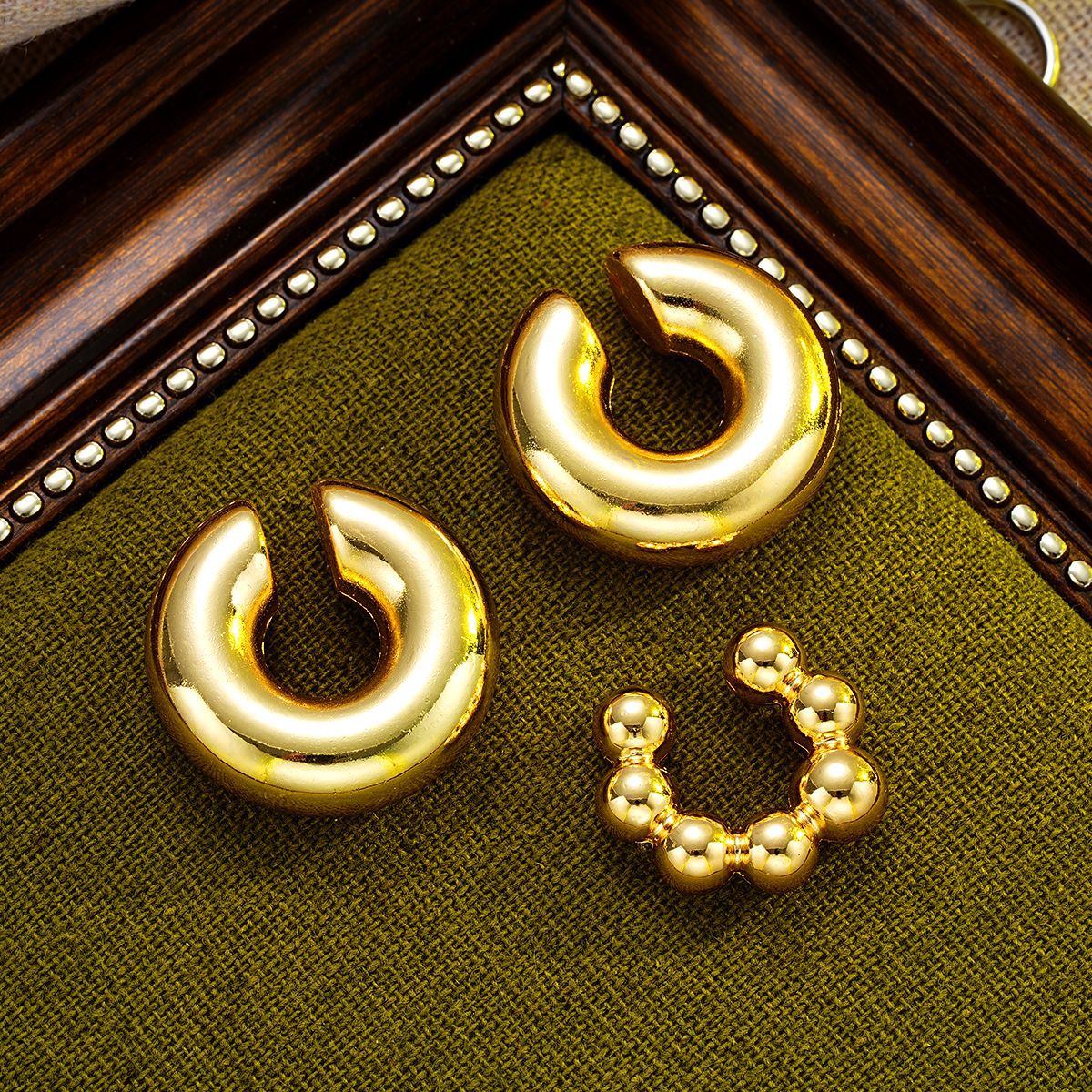 Wholesale of new high-end and exquisite earrings for cross-border trade from Europe and America. 3-piece set of gold niche women's round bead C-shaped earrings Specification drawing