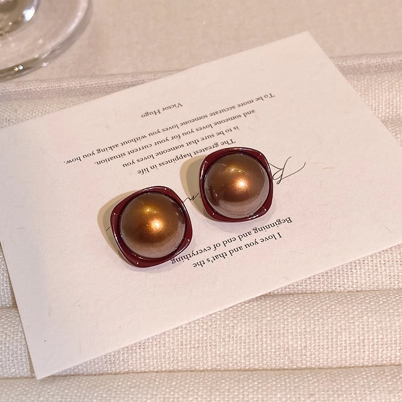 Retro Hong Kong-style red square stud earrings for women, exquisite and fashionable, versatile earrings, a unique and unique style, versatile earrings Application Scenario