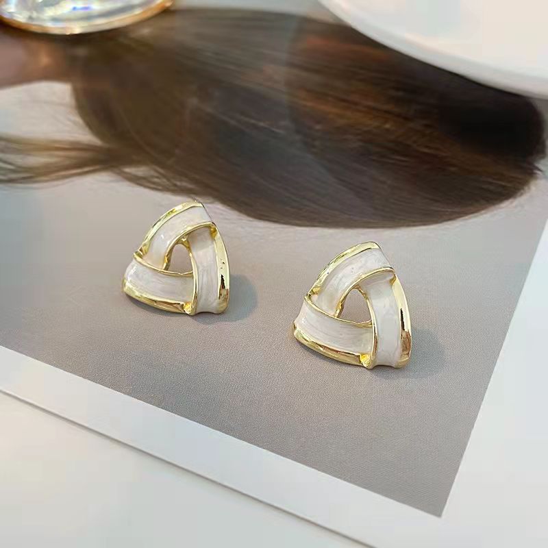 The same geometric triangular stud for women, French, simple and retro, short ring style for office workers in Dongdaemun, South Korea Application Scenario