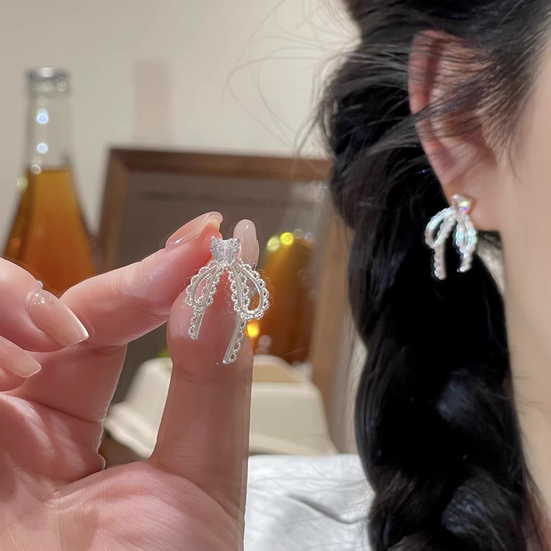 French lace bow stud earrings for women, exuding a sense of high-end luxury and a touch of elegance. Niche design, exquisite and sweet earrings full figure
