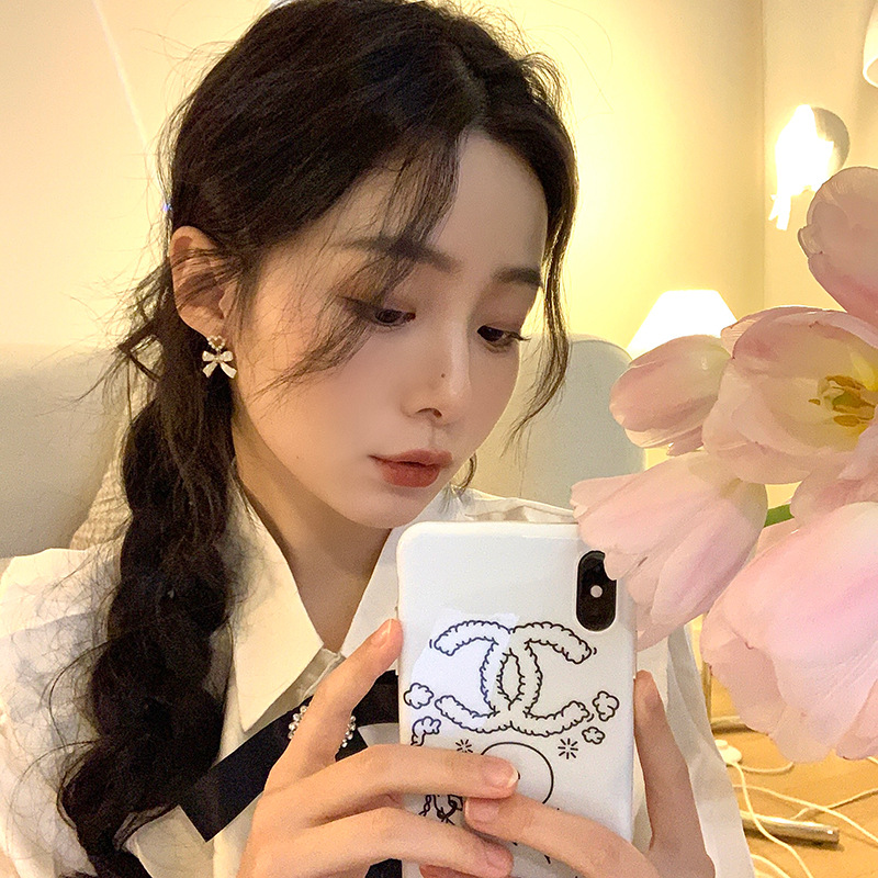 s925 Silver Needle pearl Bow Earrings, a niche design for women, are sweet, fashionable and elegant. They are high-end earrings with a sense of sophistication details Picture