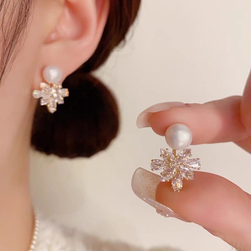 Korean-style exquisite, fashionable and light luxury pearl zircon maple leaf stud earrings for women, simple and elegant, versatile and small earring accessories full figure