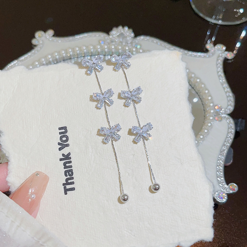 The new Korean version bow tassel earrings for autumn and winter exude a sense of high-end elegance and refinement. The earrings are in a cool and individualistic style Specification drawing