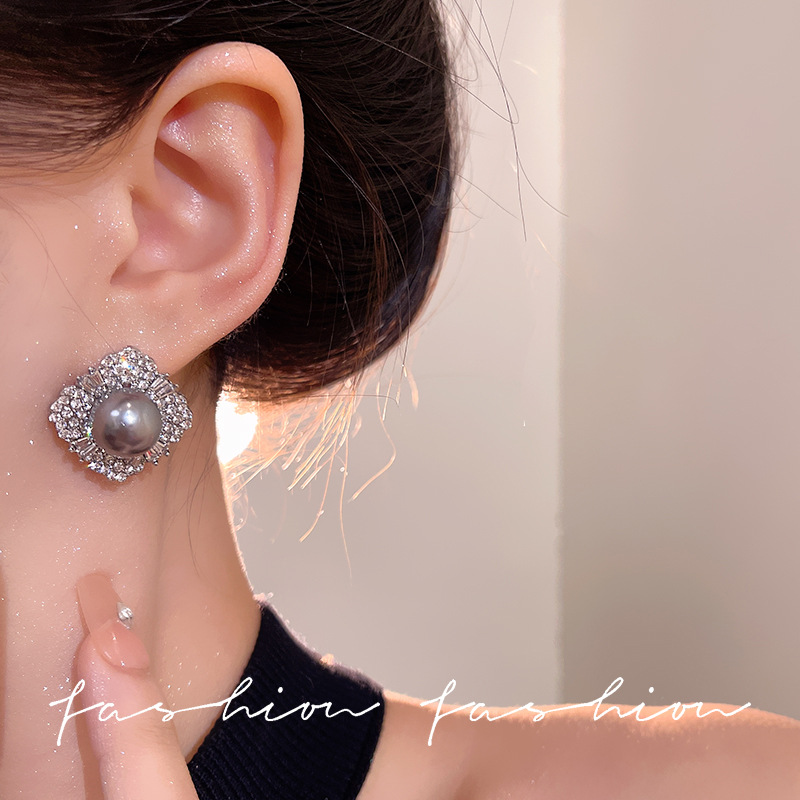 The grey pearl stud earrings exude an exquisite and high-end feel, with a light luxury and unique niche style. They are fashionable and versatile for women, as well as elegant pearl earrings Application Scenario