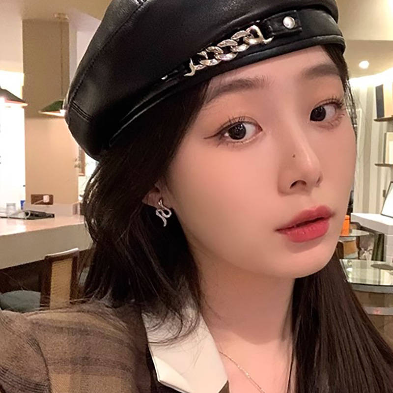 A chaebol female lead with snake-shaped ear studs, a unique and distinctive style, light luxury, exquisite and high-end design earrings for women Application Scenario