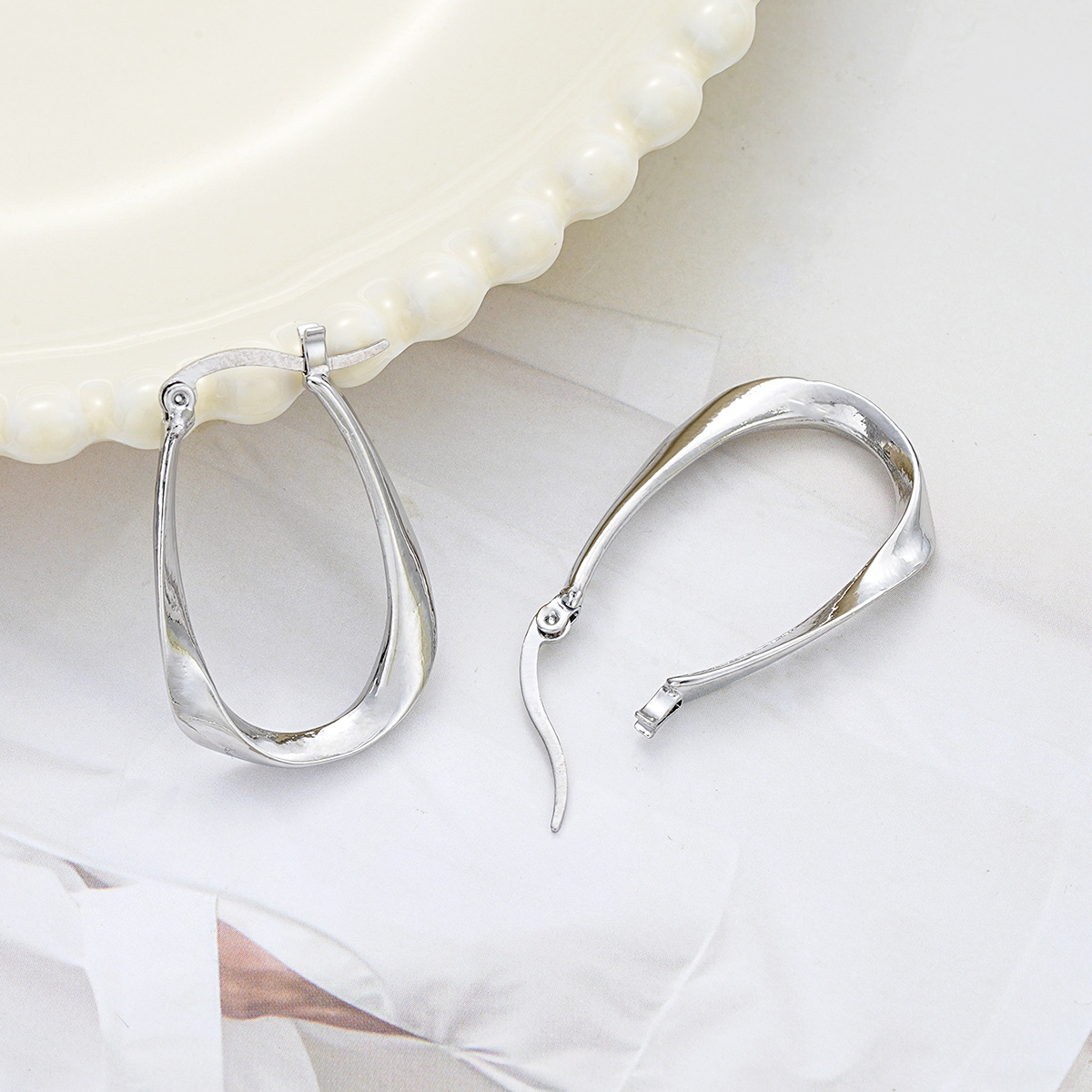 Wholesale of new cross-border Mobius fashion trend large earrings, niche and elegant ins simple women's twisted ear buckles Application Scenario