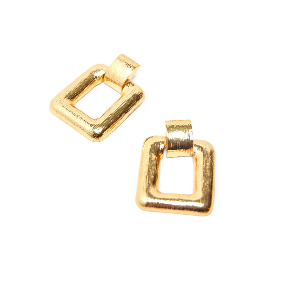 Exaggerated and individualistic geometric square metal earrings for women, European and American fashion earrings, cross-border jewelry wholesale Application Scenario