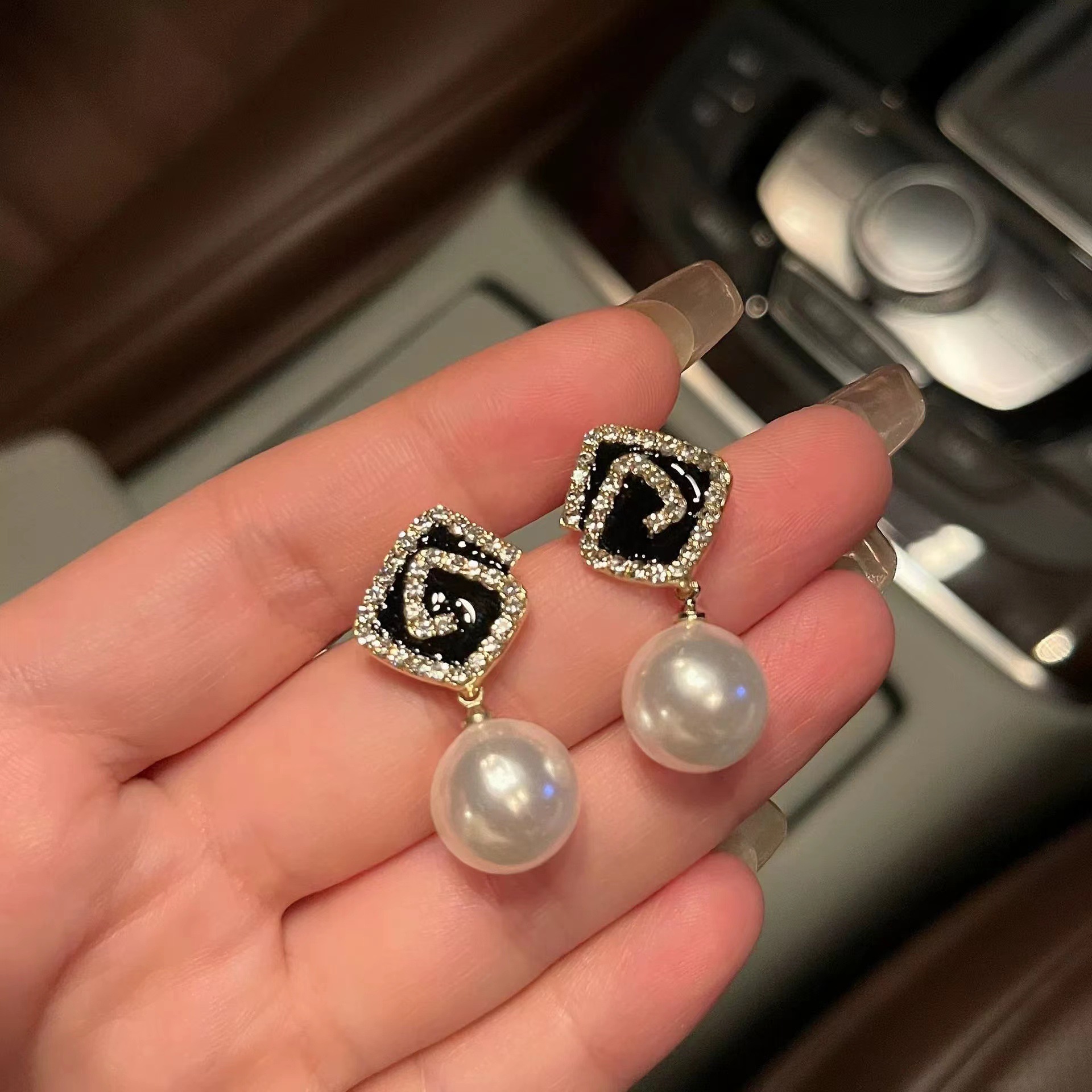 S925 Silver Needle Japanese and Korean style light Luxury Exquisite geometric pearl earrings, fashionable and trendy ladylike earrings wholesale full figure