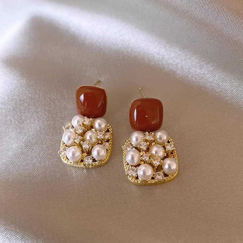 The popular Meirder-colored pearl and diamond-encrusted stud earrings exude a light luxury and high-end charm. They are elegant and fashionable autumn and winter women's earrings Specification drawing