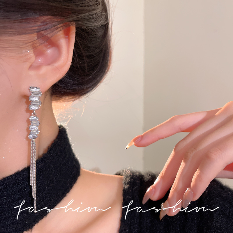 Zircon long tassel earrings for women 2025, a new bestseller with a light luxury and high-end feel. Sparkling diamond earrings, a niche and exaggerated earpiece Specification drawing