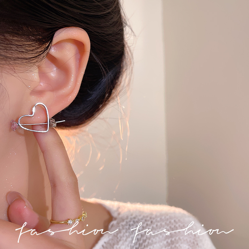 The earrings are a niche design with a high-end feel. The new 2025 trendy heart-shaped stud earrings are made of zircon and feature silver needles that Pierce the heart. They are for women Specification drawing
