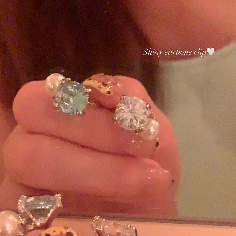Super sparkling Zircon stud earrings for women, a niche design with a sense of sophistication and elegance, are exquisite, unique and versatile earrings Application Scenario