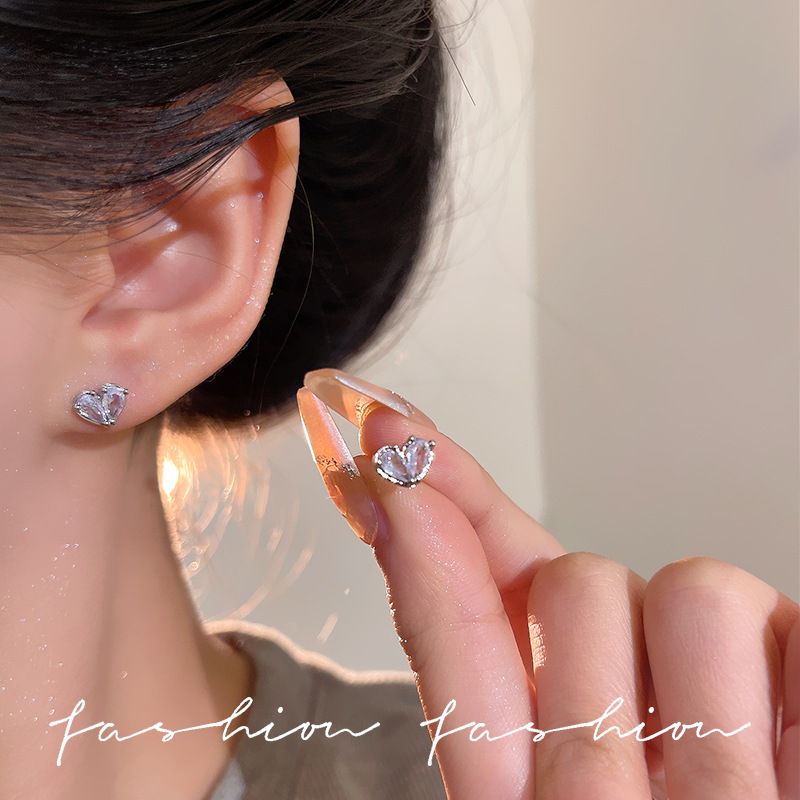 Heart-shaped ear studs for ear piercing, no need to remove. Sparkling Zircon cochlear ear bone studs, a unique, simple and high-end commuter ear accessory for women Specification drawing