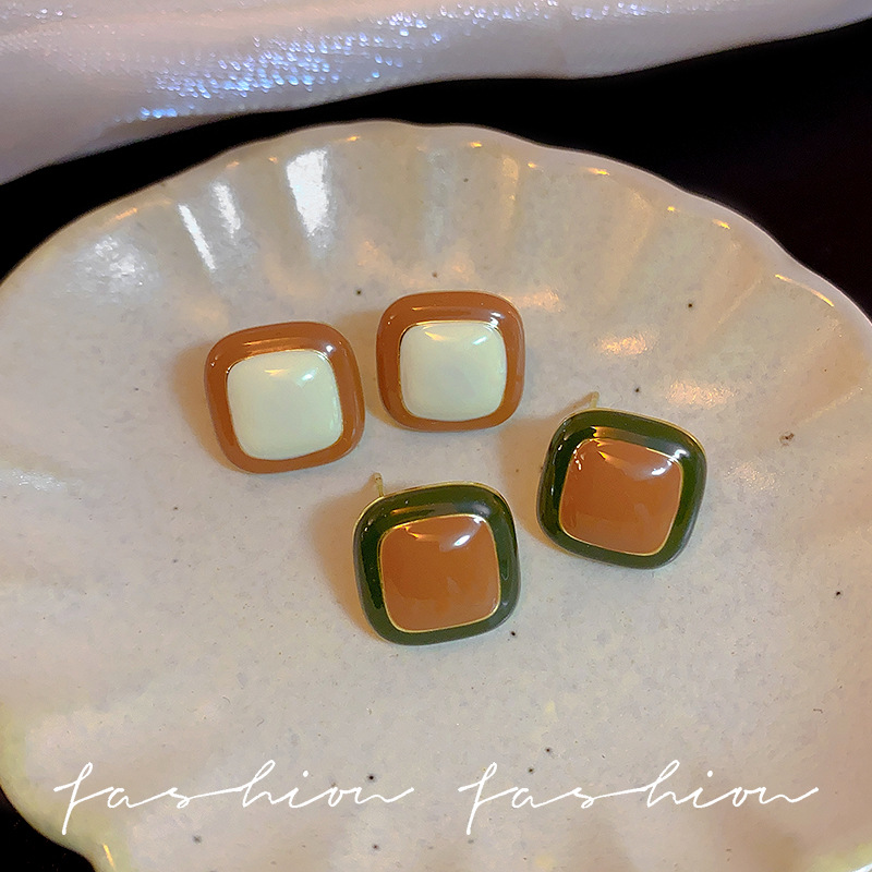 Hong Kong-style retro sugar cube earrings, a niche design for women, high-end stud earrings, a new trendy and stylish ear accessory in 2025 Specification drawing
