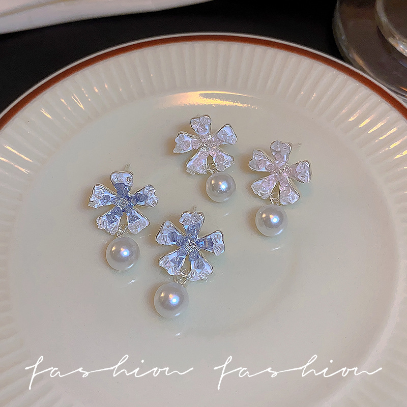 Gradient cold style flower stud earrings for women, super fairy light luxury exquisite pearl earrings, ins trendy and stylish summer earrings full figure
