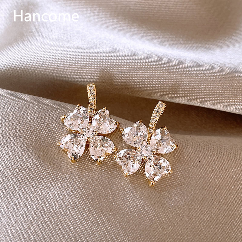 Exquisite and light luxury clover earrings, women's niche design stud earrings, 2022 new trendy and high-end earrings Application Scenario