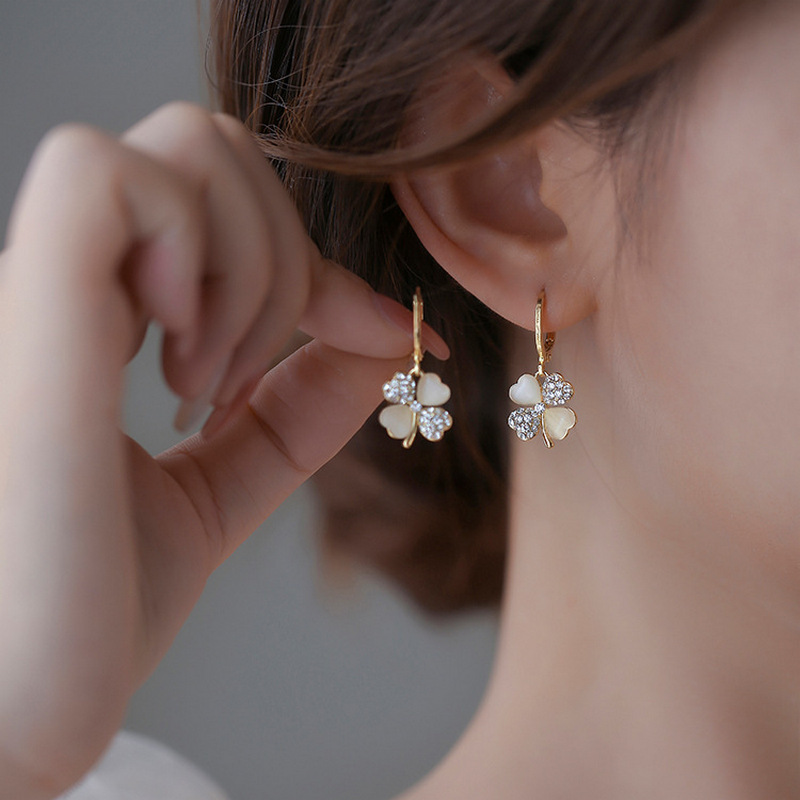 Korean niche and unique four-leaf clover summer light luxury high-end style new trendy earring earrings Application Scenario