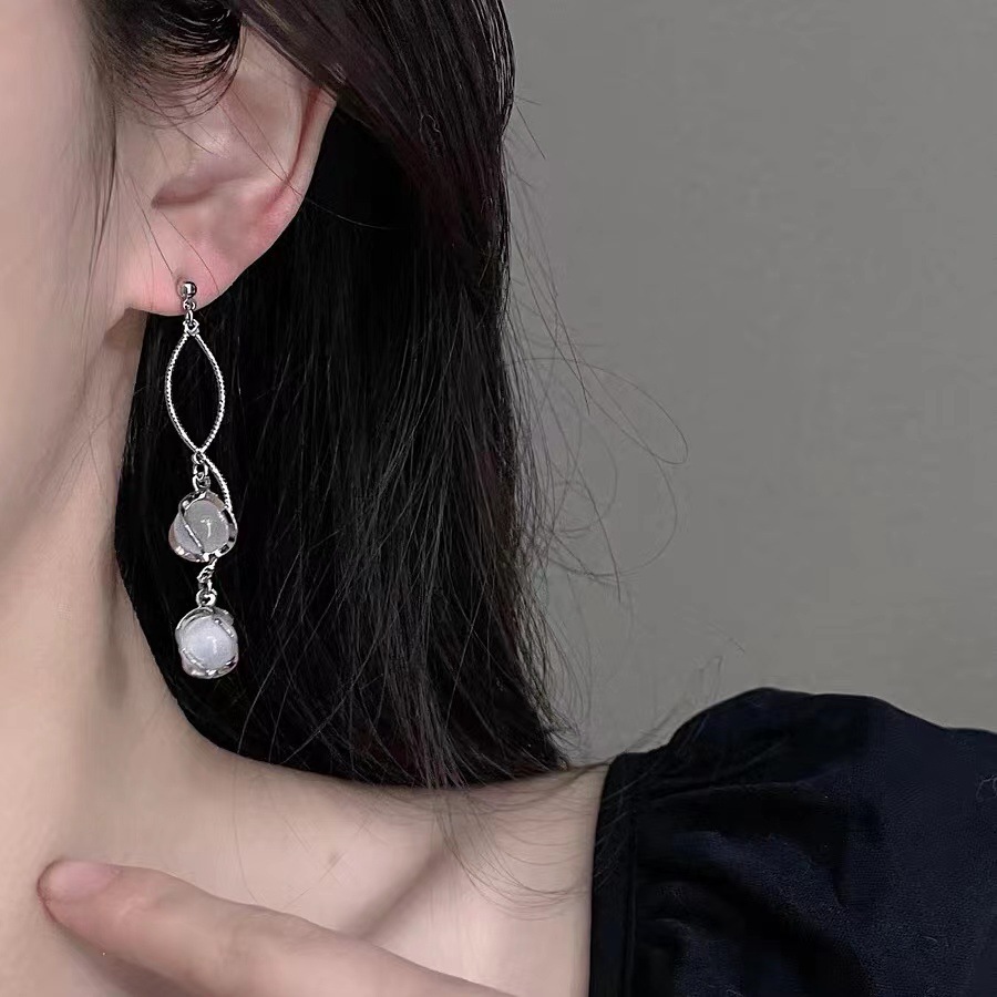 Long tassel earrings are a trendy and stylish choice for women on Instagram. They are versatile earrings that exude a sense of sophistication and individuality, making you look slimmer. They are also a trendy accessory for round faces details Picture