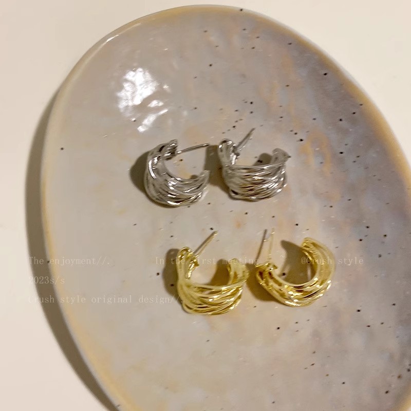 Retro wrapped C-shaped stud earrings for women, light luxury, simple, fashionable and high-end look. Niche design, unique and elegant earrings Application Scenario