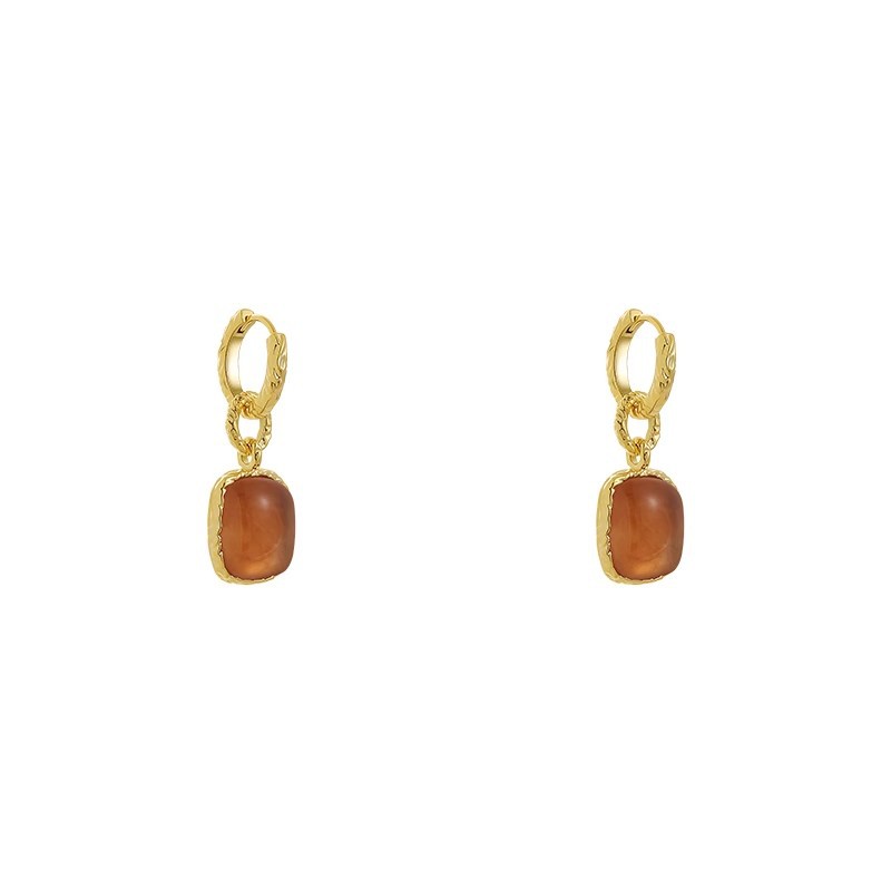 The Maillard dark red circle earrings for women exude a unique autumn and winter atmosphere. The stud earrings are a light luxury, niche and high-end accessory Item Picture