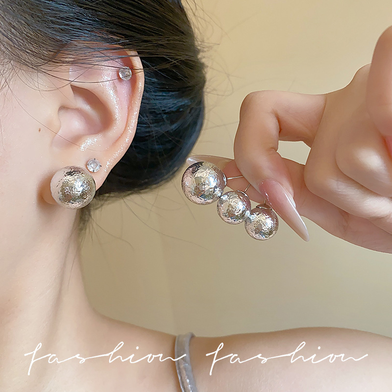 Cold style irregular spherical patterned pearl stud earrings, high-end women's fashionable commuting classic earrings and accessories wholesale Application Scenario
