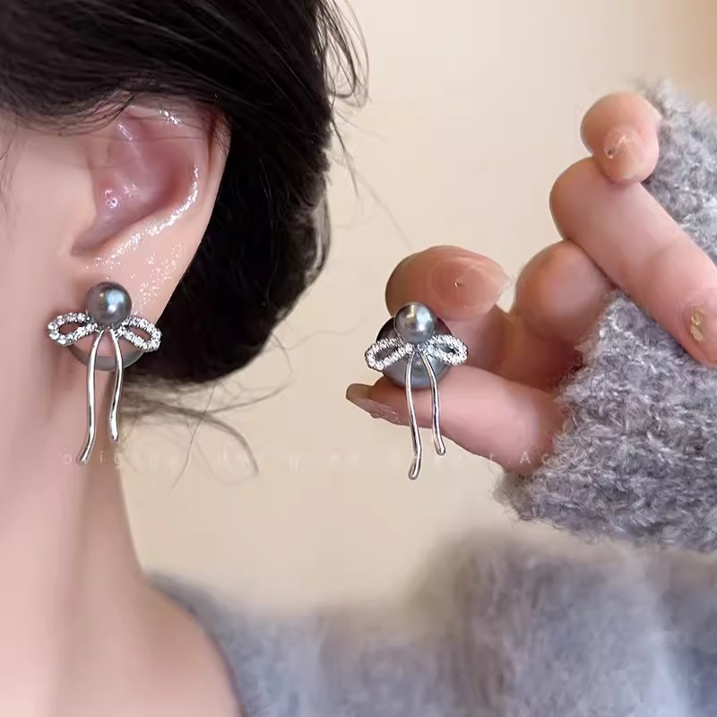 A unique and off-the-beaten-path French retro long tassel earrings and earrings for women with two bow grey pearl earrings full figure
