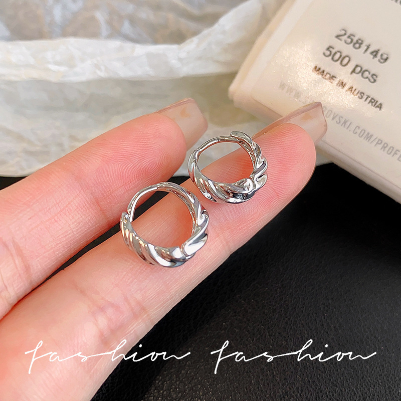 The spiral ring earrings exude a sense of light luxury and sophistication. They are a niche design for women with a refined and elegant style. The irregularly shaped ear loops are in a Hong Kong trend full figure