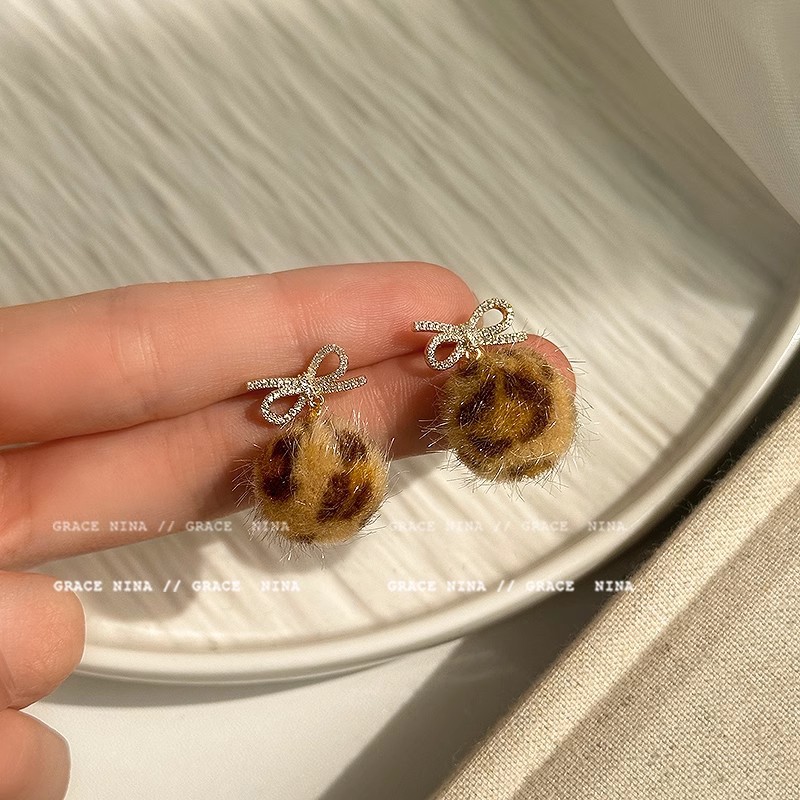 Retro plush leopard print round stud earrings for women, light luxury and high-end style, niche design, fashionable and unique earrings details Picture
