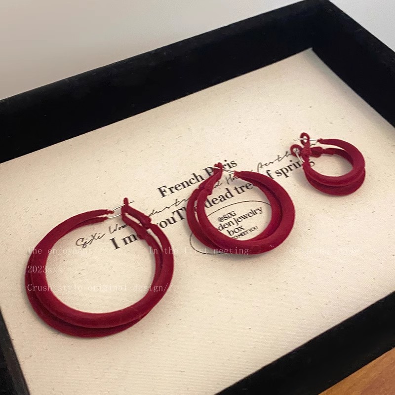The new Christmas and New Year collection features wine-red flocked circular ear rings with a feminine charm and retro stud earrings, presenting a high-end look details Picture